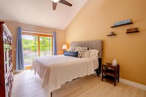 - une chambre avec un grand lit et une fenêtre dans l'établissement Barba Le Lane, à Lac des Ozarks