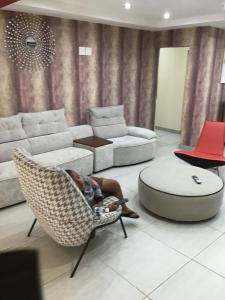 uma mulher deitada numa cadeira numa sala de estar em Kliprivier Guest House em Tokoza