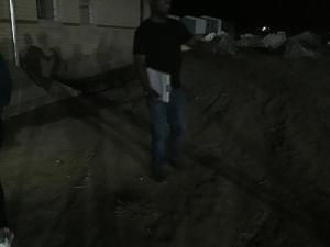 un hombre caminando por una calle por la noche en Kliprivier Guest House en Tokoza
