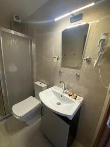 Koupelna v ubytování Retrol Hotel