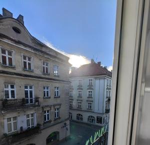 uma vista a partir de uma janela de um edifício em Apartament Centrum em Kalisz