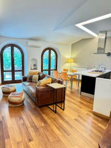 - un salon avec un canapé et une table dans l'établissement Villetta Ginori - Private Spa, à Grosseto