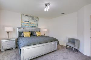 Postel nebo postele na pokoji v ubytování 13 Mi to Beach Home with Pool in Port St Lucie + 22 fotografií