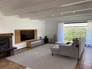 ein Wohnzimmer mit einem Sofa und einem TV in der Unterkunft Amazing apartment in Baden-Württemberg in Owingen