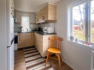 Η κουζίνα ή μικρή κουζίνα στο 4 person holiday home in HOVMANTORP