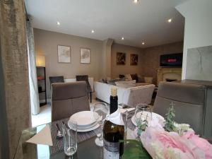 een eetkamer met een tafel en een woonkamer bij Twilight House - sleeps 7, driveway, gardens in Crewe