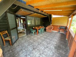 patio ze stołem i krzesłami w obiekcie Leveleki Vándor Vendégház w mieście Levelek