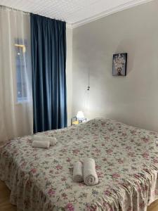 ein Schlafzimmer mit einem Bett mit Handtüchern darauf in der Unterkunft Me and grandfather-მე და პაპა in Dedoplis Tskaro