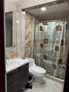 La salle de bains est pourvue de toilettes, d'un lavabo et d'une douche. dans l'établissement Espectacular casa vacacional con garaje en Pereira, à Pereira