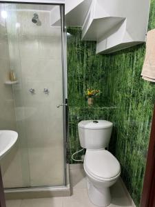 La salle de bains est pourvue de toilettes et d'une douche en verre. dans l'établissement Espectacular casa vacacional con garaje en Pereira, à Pereira