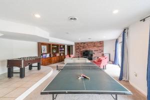 een woonkamer met een tafeltennistafel bij Lake Spivey in Jonesboro