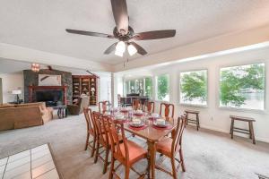 een eetkamer met een tafel met stoelen en een plafondventilator bij Lake Spivey in Jonesboro