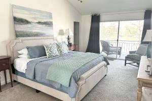 een slaapkamer met een bed en een groot raam bij Lake Spivey in Jonesboro