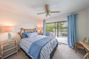 een slaapkamer met een bed, een plafondventilator en een raam bij Lake Spivey in Jonesboro +41 foto's