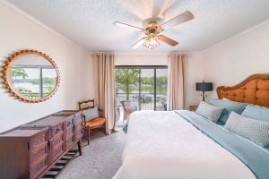 een slaapkamer met een bed en een plafondventilator bij Lake Spivey in Jonesboro
