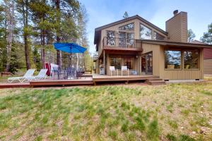 a house with a deck and an umbrella at Golden Eagle Lane 17 | Discover Sunriver in Sunriver