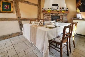 una sala da pranzo con tavolo e camino di Stevenson House Bed and Breakfast a Oberderdingen