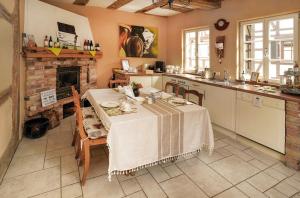 a dining room with a table and a kitchen at Stevenson House Bed and Breakfast in Oberderdingen