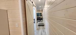 un couloir d'une maison avec un mur en bois dans l'établissement Beautiful Modern Shipping Container Cabin with Beautiful Views-Off the Grid, à Waimea