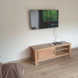 una TV a schermo piatto appesa a un muro bianco di Appartement Grésival a Chapareillan