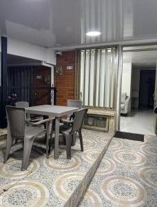 - une salle à manger avec une table et des chaises dans l'établissement Espectacular casa vacacional con garaje en Pereira, à Pereira