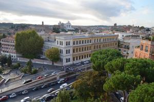 una vista aérea de una ciudad con una calle y edificios en Domus Chiara al Colosseo, en Roma