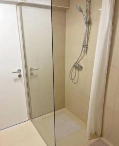 La salle de bains est pourvue d'une douche avec une porte en verre. dans l'établissement Apartments Vero 2-4 Personen, à Orebić