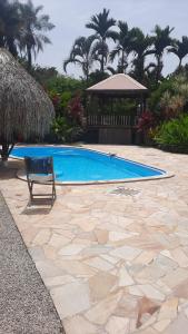 una sedia seduta di fronte alla piscina di Habitation Bonneville Chalet et Loft d'exceptions a La Trinité