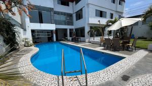 a swimming pool in front of a building at Qallwa Casma in Casma
