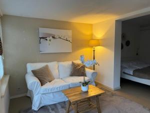 - un salon avec un canapé blanc et une table dans l'établissement Suite Dreamz, à Zandvoort