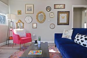 een woonkamer met een blauwe bank en een rode stoel bij Down the Rabbit Hole walk to downtown in Columbia