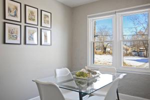 een eetkamer met een glazen tafel en witte stoelen bij Down the Rabbit Hole walk to downtown in Columbia +18 foto's