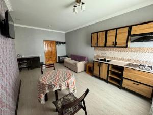 Η κουζίνα ή μικρή κουζίνα στο Qamar Hotel