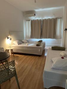 里約熱內盧的住宿－Maravilha，酒店客房设有两张床和窗户。