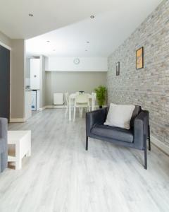 A seating area at Belfast Quarters: Modern City Centre Hub 3 Bed