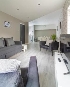 a living room with two couches and a table at Belfast Quarters: Modern City Centre Hub 3 Bed in Belfast