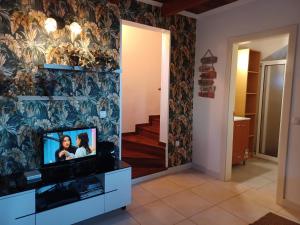 Uma televisão e/ou sistema de entretenimento em Fantatic Holiday House