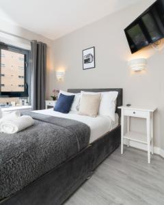 A bed or beds in a room at Belfast Quarters: Modern City Centre Hub 3 Bed