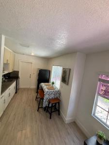 sala de estar con mesa y cocina en Queen bedroom in best Location! - Private Parking, Laundry and Drop Off Lugagge, en Miami