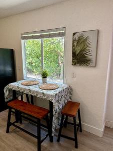 mesa de comedor con 2 sillas y ventana en Queen bedroom in best Location! - Private Parking, Laundry and Drop Off Lugagge, en Miami