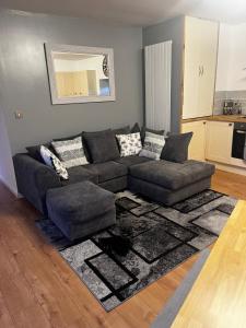 sala de estar con sofá y alfombra en Lavender Cottage, en Oundle