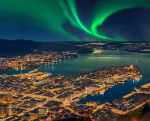 eine Luftansicht der Aurora über eine Stadt in der Unterkunft Peaceful Urban Residence in Bergen