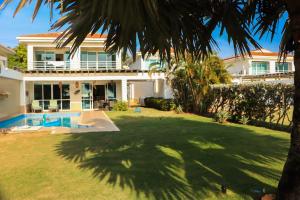 una casa con un gran patio con piscina en Casa Arcoíris: Espectacular casa en Cartagena con Acceso directo a la Playa, en Cartagena de Indias