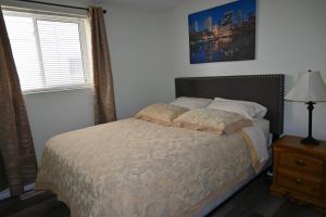 Oasis Suite في شلالات نياجارا: غرفة نوم بسرير ومصباح ونافذة