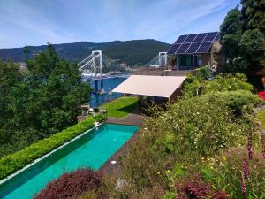 una vista aérea de una casa con piscina y un puente en RIA DE VIGO, en Vigo