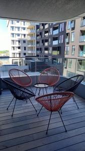 3 sillas y una mesa en el balcón en Wolf & Sea, en Ostende