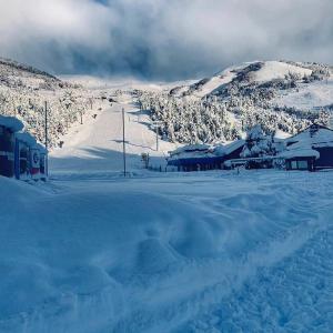 uma montanha coberta de neve com uma pista de esqui em VF CATEDRAL em San Carlos de Bariloche