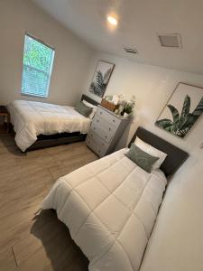 Säng eller sängar i ett rum på Deluxe Room in best location Miami - Private Parking, Laundry and Luggage Storage