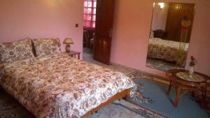 1 dormitorio con cama y espejo grande en Villa entièrement meublée à louer à Mohammedia en Mohammedia