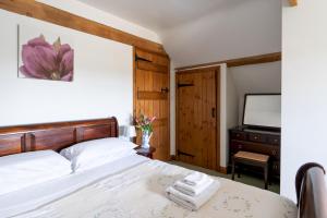 Schlafzimmer mit einem Bett und einem TV in der Unterkunft Coachmans Cottage in Loxton in Loxton